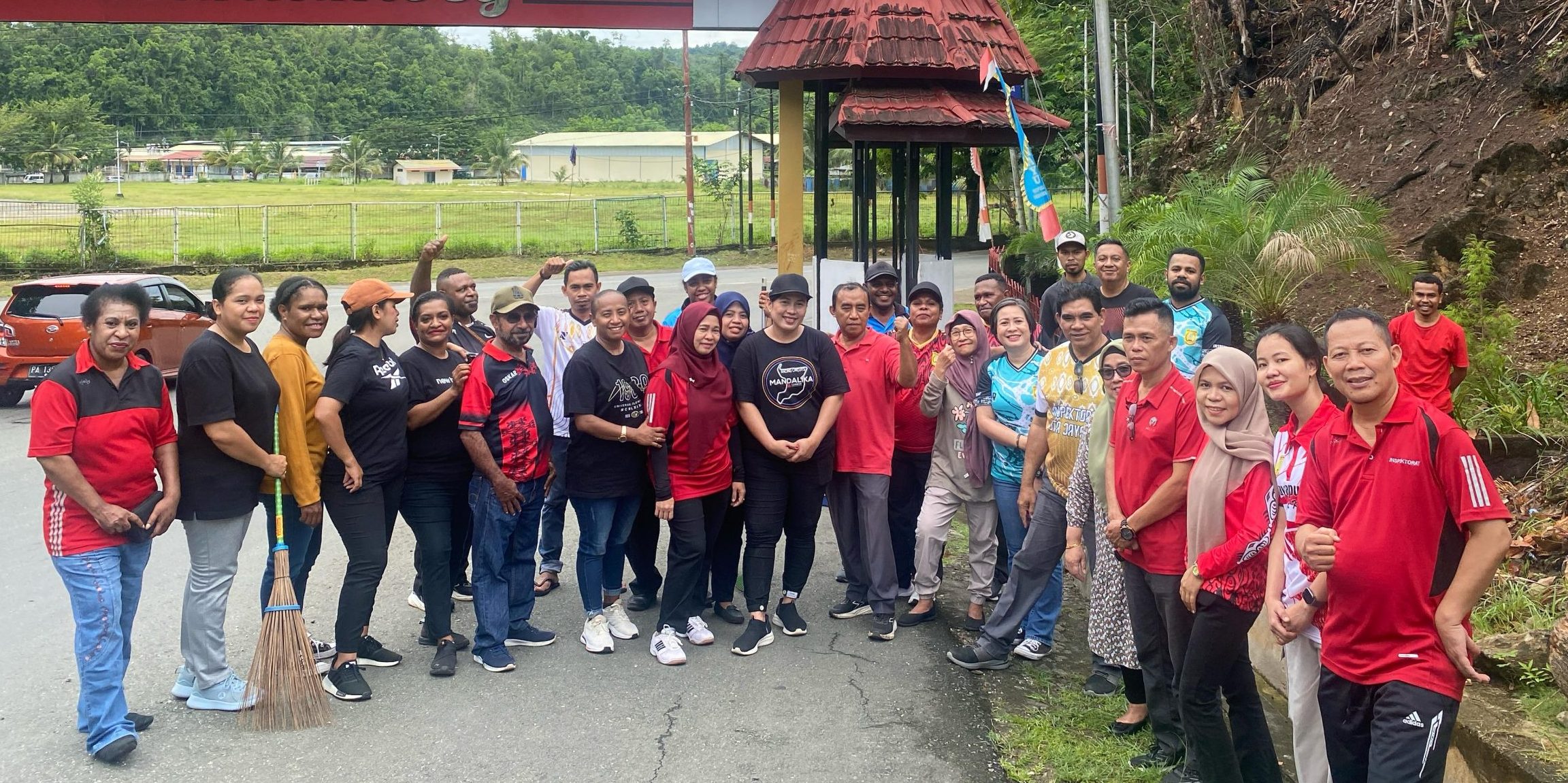 Inspektorat Kota Jayapura Bersih-Bersih Taman Binaan, Wakil Wali Kota Turut Memantau